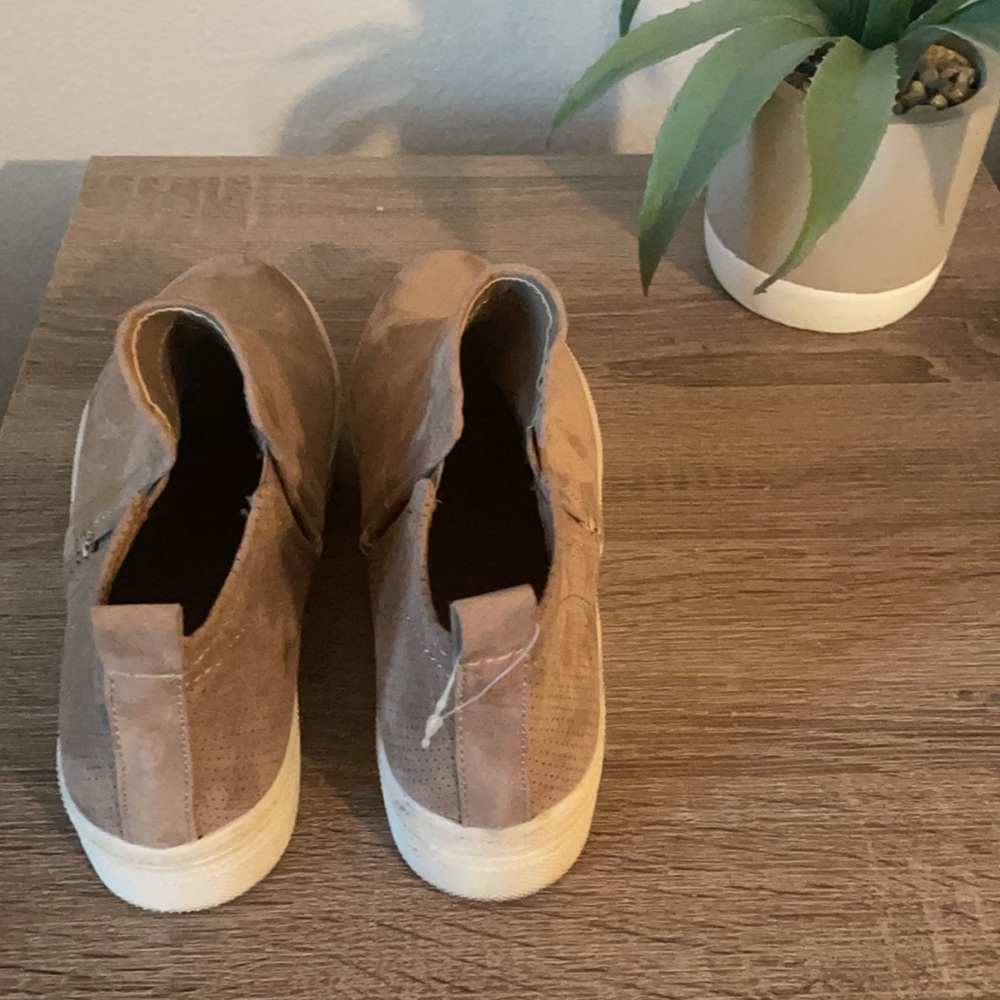 Universal Thread Women’s Suede Shoes - image 3